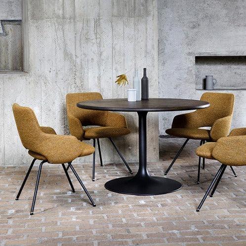 Design Artifort Jima stoelen bij ronde tafel in moderne kantoorruimte met bakstenen vloer
