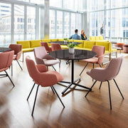 Moderne kantoorruimte met Artifort Jima stoelen, ronde tafel en lichte zithoek, kantoormeubilair