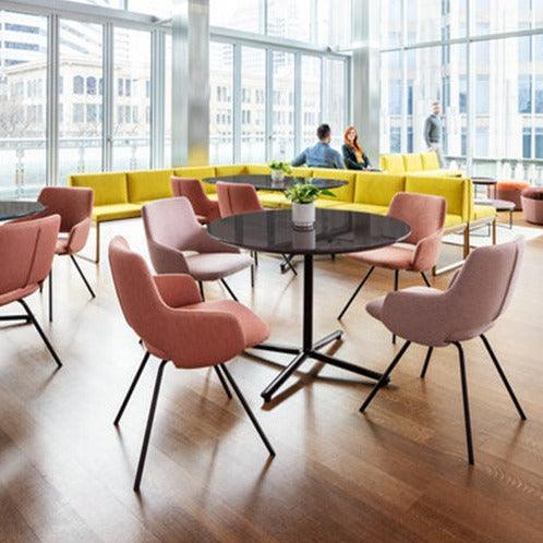 Moderne kantoorruimte met Artifort Jima stoelen, ronde tafel en lichte zithoek, kantoormeubilair