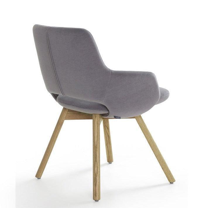 Grijze Artifort Jima design stoel met houten poten, ideaal als kantoormeubilair of vergaderstoel.