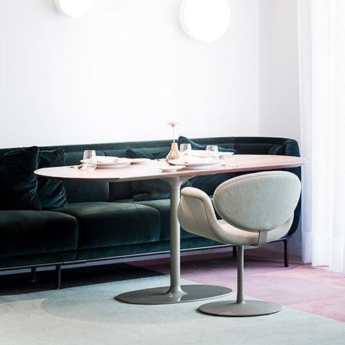 Design Artifort Little Tulip draaistoel bij ronde tafel in moderne kantoorruimte