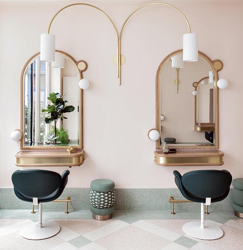 Artifort Little Tulip draaistoelen met schijfvoet in moderne kantoorruimte, design kantoormeubilair