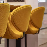 Artifort Little Tulip designstoelen met gele bekleding in een moderne kantoorruimte