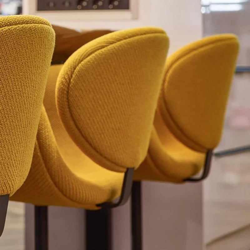 Artifort Little Tulip designstoelen met gele bekleding in een moderne kantoorruimte
