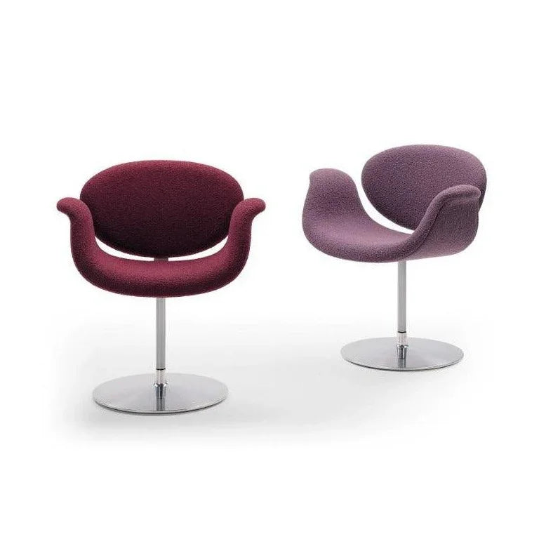 Twee Artifort Little Tulip designstoelen met draaibare schijfvoet, modern kantoormeubilair