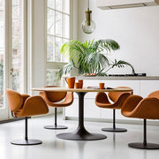 Design vergadertafel met oranje Artifort Little Tulip stoelen, modern kantoorinterieur.