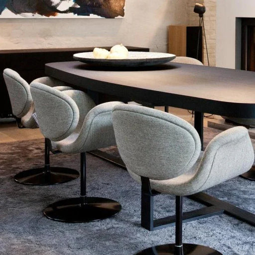 Grijze Artifort Little Tulip stoelen aan zwarte vergadertafel, modern kantoormeubilair