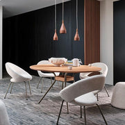 Design vergadertafel met Artifort Nina stoelen, moderne kantoorinrichting, kantoormeubels