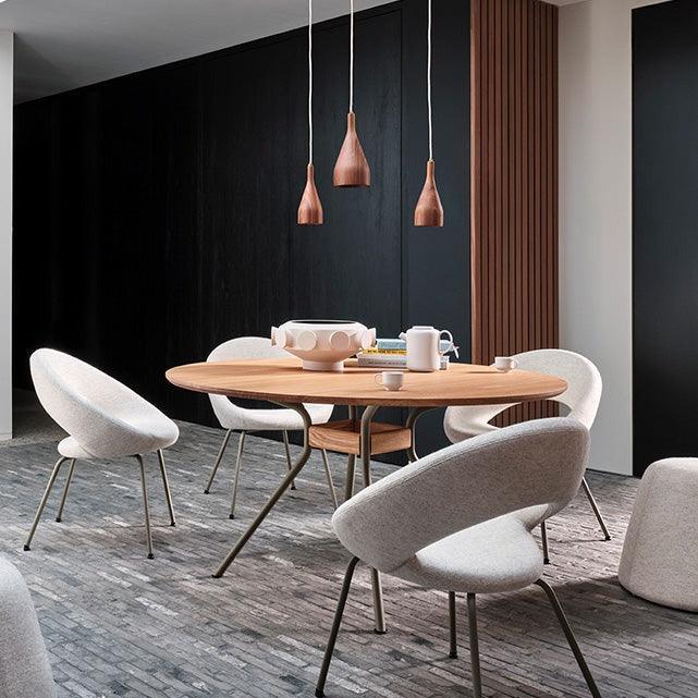 Design vergadertafel met Artifort Nina stoelen, moderne kantoorinrichting, kantoormeubels