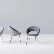 Design Artifort Nina vergaderstoel met grijze stof en metalen poten, moderne kantoorinrichting