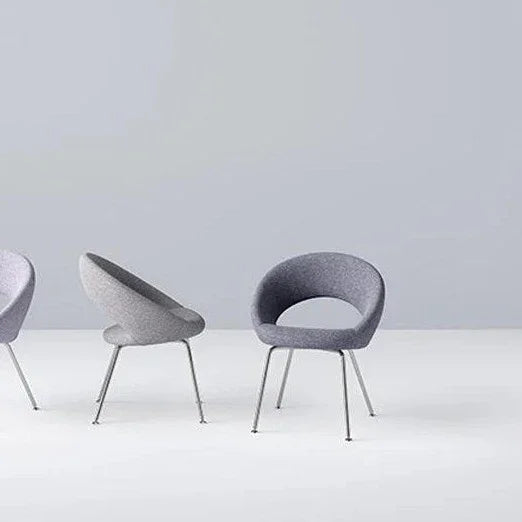 Design Artifort Nina vergaderstoel met grijze stof en metalen poten, moderne kantoorinrichting