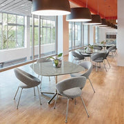 Moderne kantoorruimte met Artifort Nina stoelen, glazen tafel en grote ramen, geschikt voor vergaderruimtes