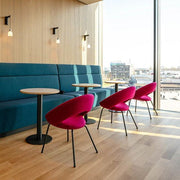 Moderne kantoorruimte met Artifort Nina stoelen, ronde tafels en grote ramen, kantoormeubilair