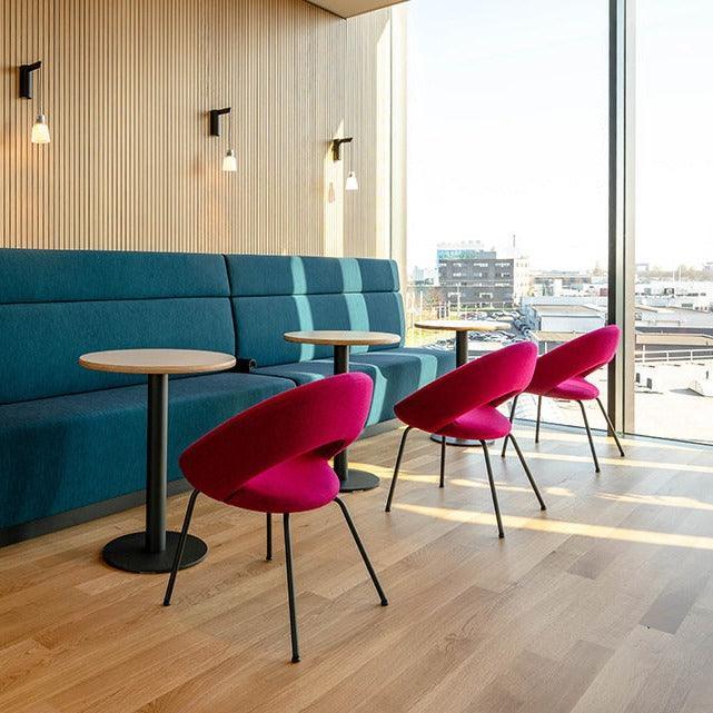 Moderne kantoorruimte met Artifort Nina stoelen, ronde tafels en grote ramen, kantoormeubilair
