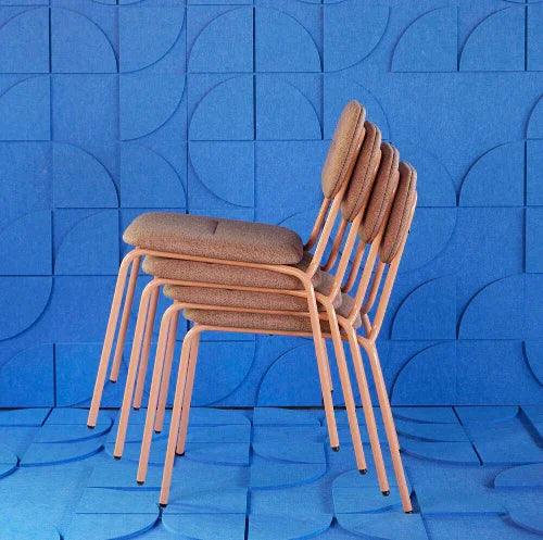 Gestapelde design kantoorstoelen met bruine bekleding voor moderne werkplekken, blauwe achtergrond