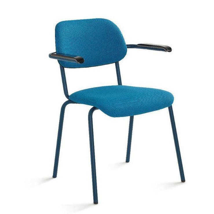Blauwe gestoffeerde kantoorstoel met armleuningen, modern design, kantoormeubilair
