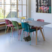 Design vergadertafel met kleurrijke gestoffeerde stoelen in moderne kantoorruimte