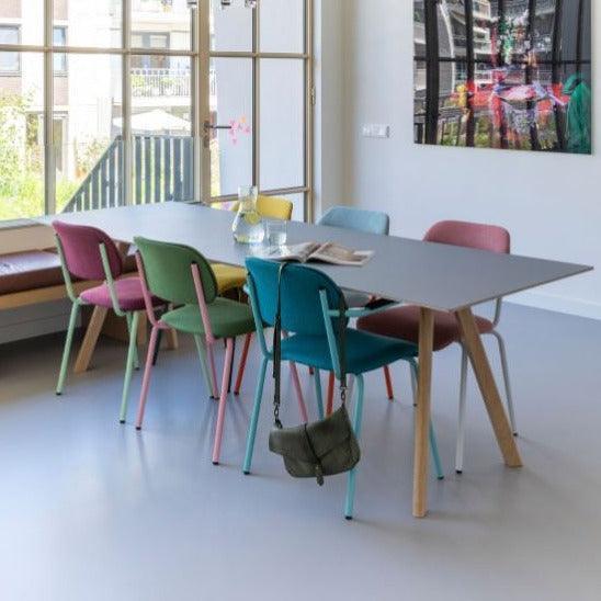 Design vergadertafel met kleurrijke gestoffeerde stoelen in moderne kantoorruimte
