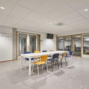 Vergaderruimte met wit bureau en gestoffeerde design stoelen, kantoormeubilair online
