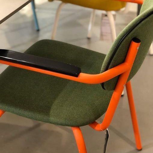 Groene gestoffeerde bureaustoel met oranje frame en armleuningen, kantoormeubilair design