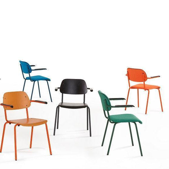 Design vergaderstoelen met armleuningen in diverse kleuren, ideaal als kantoormeubilair.