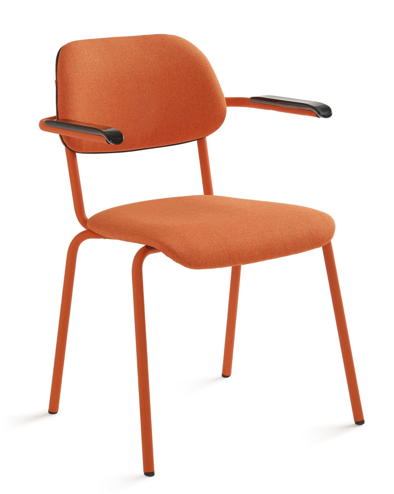 Oranje design bureaustoel met armleuningen, gestoffeerd voor kantoor of vergaderruimte