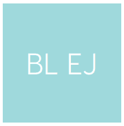 Lichtblauwe vierkante banner met witte tekst 'BLEJ', minimalistisch design.