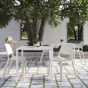 Moderne buitenstoel en tafel op terras, design kantoormeubilair bij KANTOORMEUBELS.ONLINE