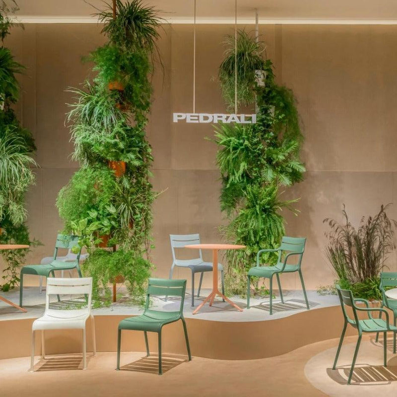Design kantoormeubilair: Pedrali Souvenir stoelen met en zonder armleggers, groene plantenwand