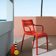 Design bureaustoel met armleuning, rood, buiten op kantoor terras, Kantoormeubels.online
