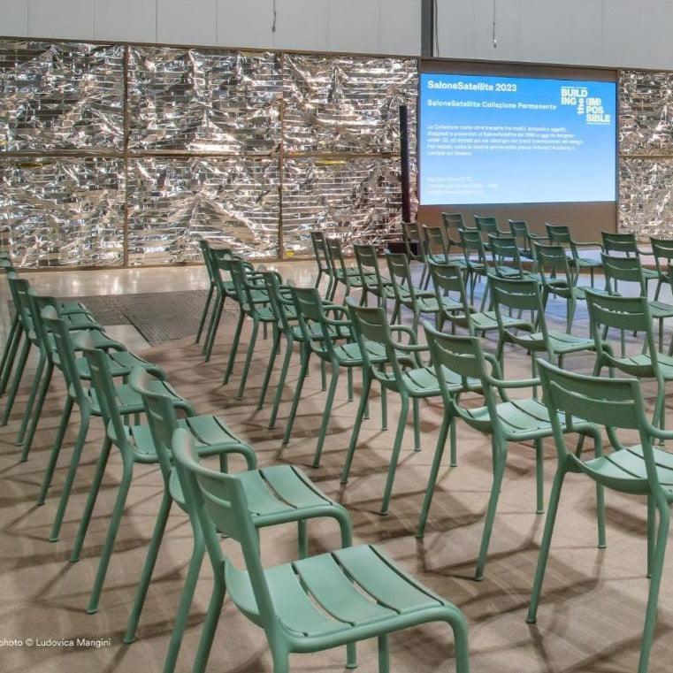 Groene Pedrali Souvenir stoelen met en zonder armleuning in een conferentiezaal, kantoormeubilair