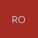 Rode tegel met witte letters RO, minimalistisch design, kantoormeubels online