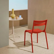 Moderne rode Pedrali stoel zonder armleuning naast ronde tafel, kantoormeubilair design