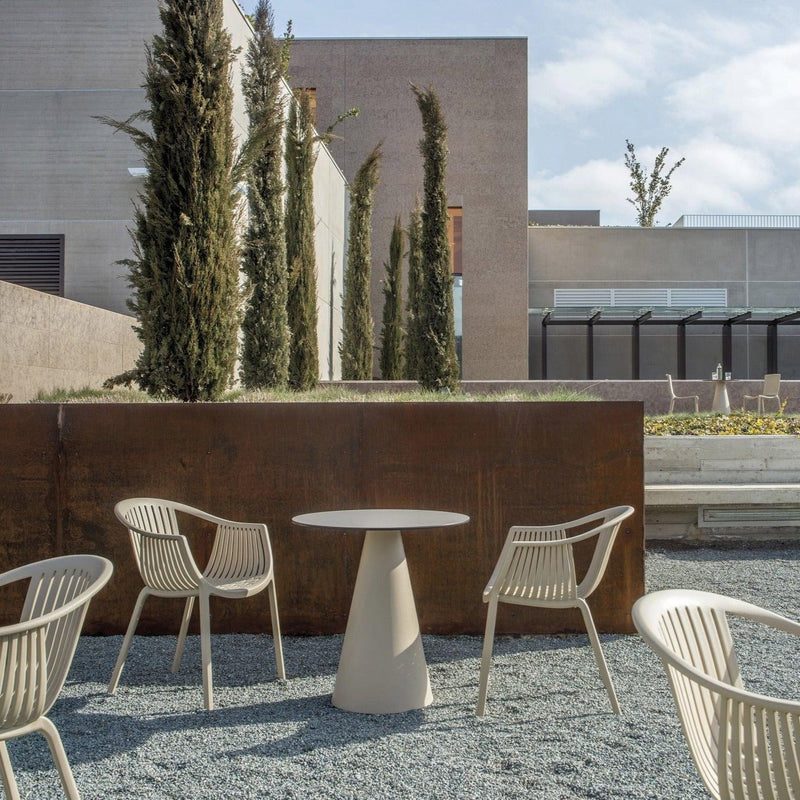 Pedrali Tatami 306 design tuinstoelen en tafel op moderne buitenruimte, kantoormeubilair