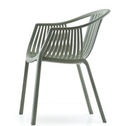 Design kantoormeubel groene Pedrali Tatami stoel met open rugleuning op witte achtergrond