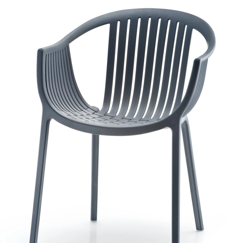 Moderne zwarte design kunststof stoel met open rug, geschikt als kantoormeubilair.