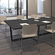 Moderne vergaderruimte met design vergadertafel en stapelbare stoelen, kantoormeubilair