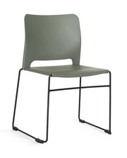 Moderne groene kunststof stapelstoel met zwart metalen frame, geschikt voor kantoor
