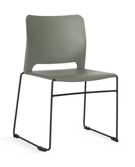 Moderne groene kunststof stapelstoel met zwart metalen frame, geschikt voor kantoor