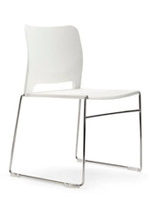 Moderne witte kunststof bureaustoel met metalen sledeframe, kantoormeubels design.