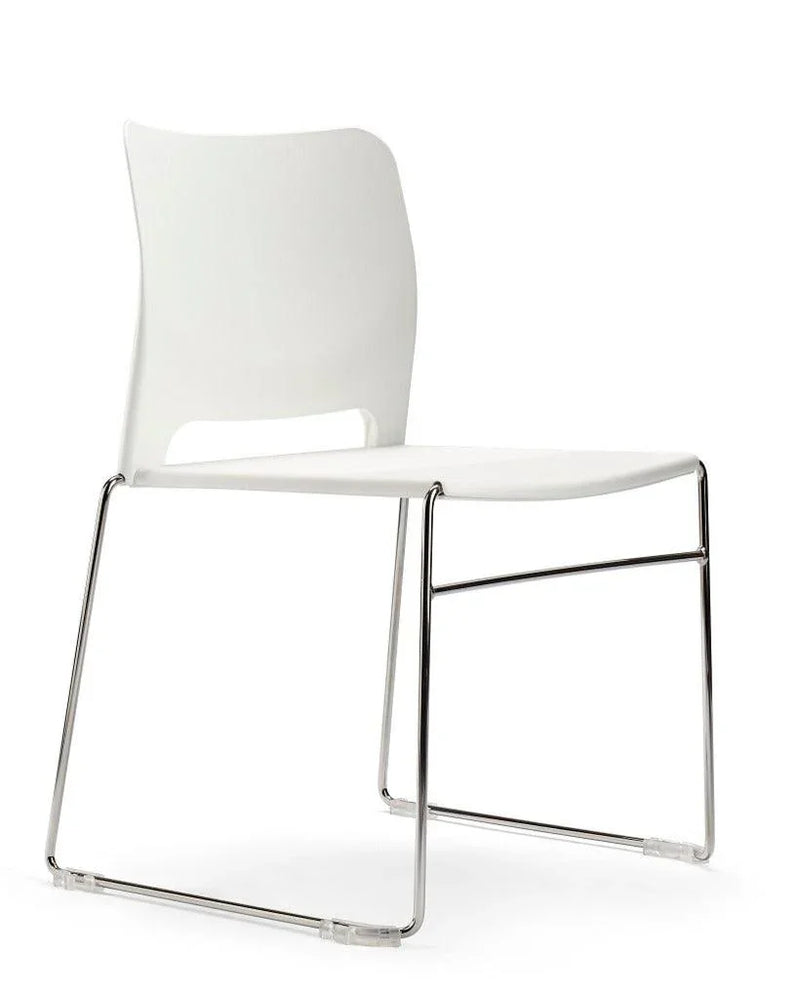 Moderne witte kunststof bureaustoel met metalen sledeframe, kantoormeubels design.