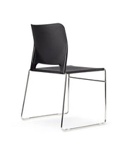Zwarte design vergaderstoel met metalen sledeframe, modern kantoormeubilair