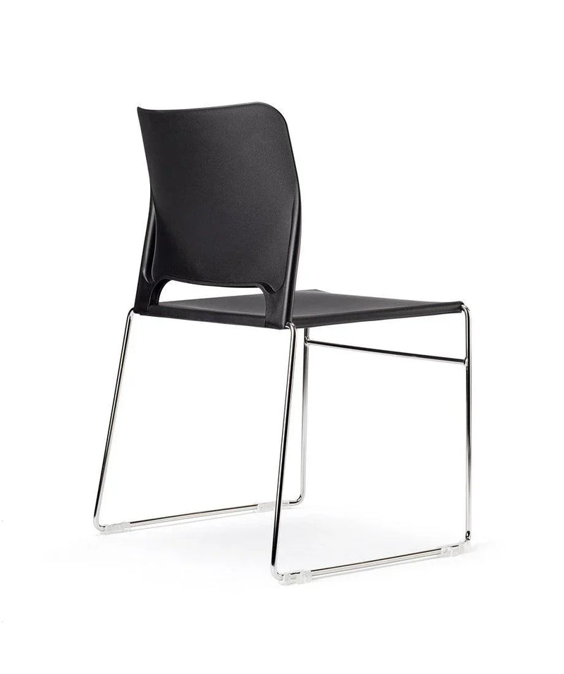 Zwarte design vergaderstoel met metalen sledeframe, modern kantoormeubilair