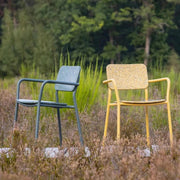 Duurzame design kantoormeubel stoelen van gerecycled materiaal in de natuur, kantoormeubels.online