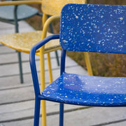 Design kantoormeubilair stoel Satelliet Code van 100% gerecycled kunststof, blauwe en gele stoelen buiten