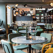 Moderne kantoormeubilair stoelen en tafels in een stijlvolle kantoorruimte, lichtgroene stoelen en marmeren tafels, Kantoormeubels.online.