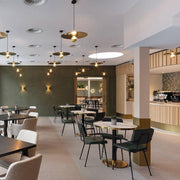 Moderne design kantoormeubels in stijlvolle vergaderruimte met luxe stoelen en ronde tafels