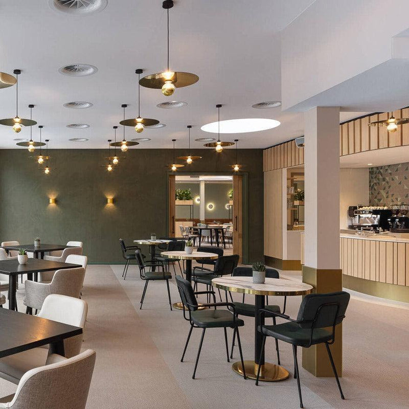 Moderne design kantoormeubels in stijlvolle vergaderruimte met luxe stoelen en ronde tafels