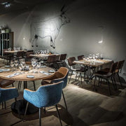 Moderne vergaderruimte met design stoelen en houten tafels, ideaal kantoormeubilair.