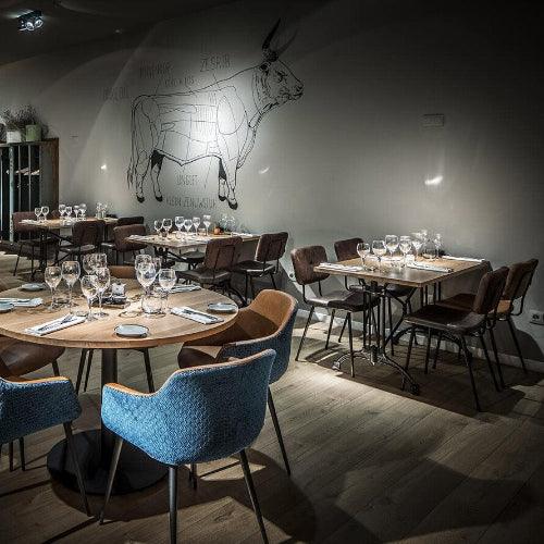 Moderne vergaderruimte met design stoelen en houten tafels, ideaal kantoormeubilair.